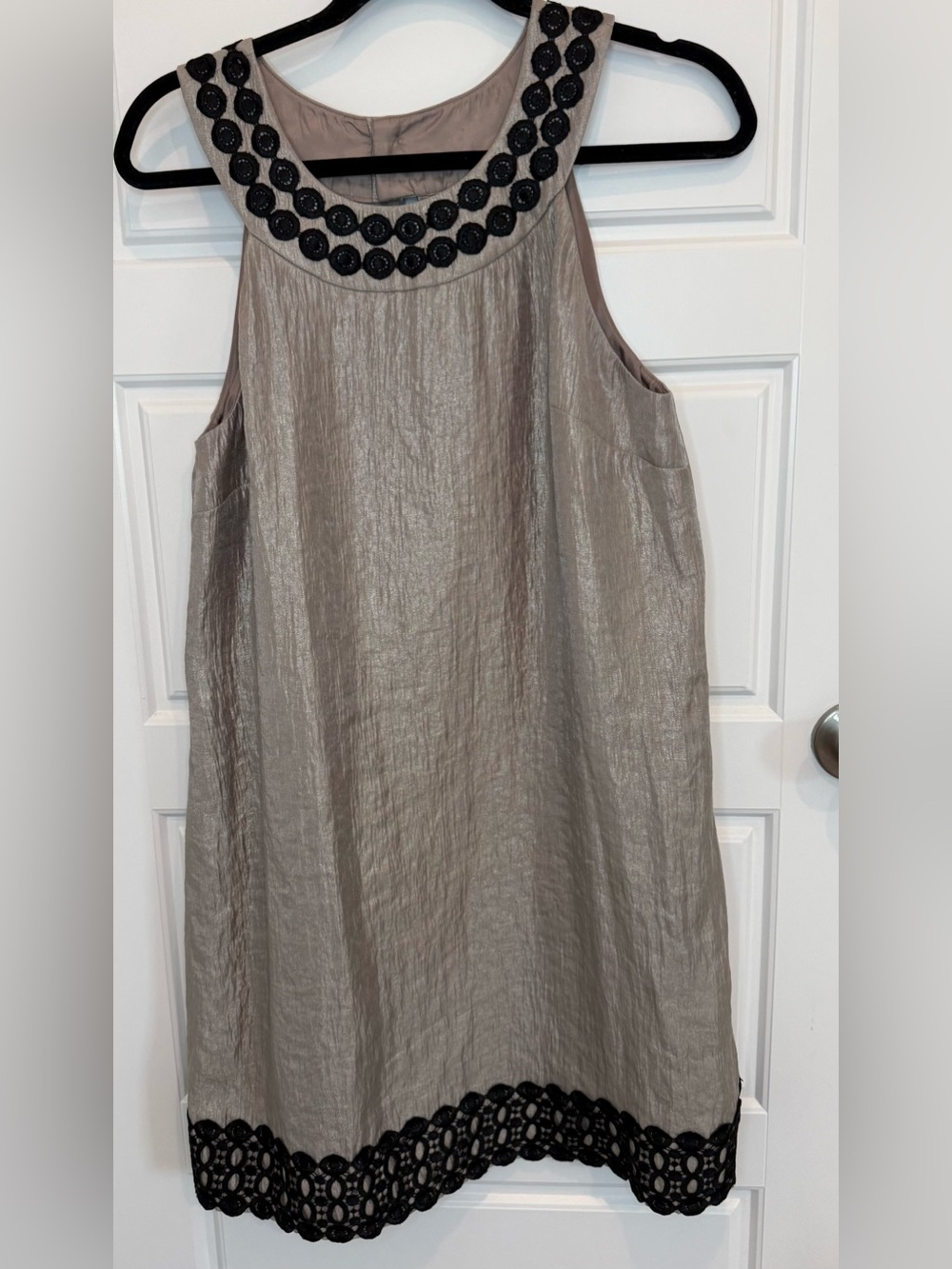 Nine West size 10 Shift Dress Beige Black Trim Tan Ivory Sleeveless Embroidered